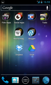 Screenshot: Unter Android Ice Cream Sandwich können Apps nun in Ordnern zusammengefasst werden.